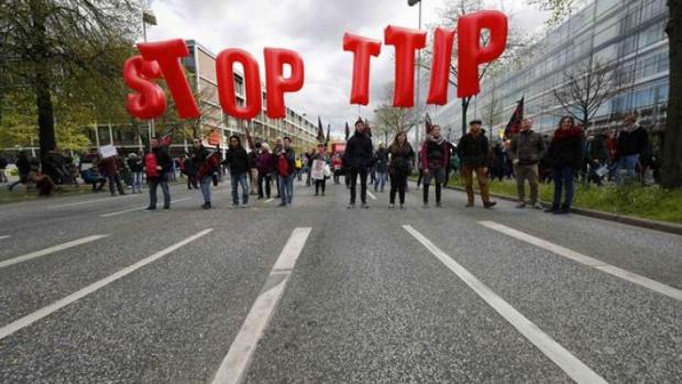 4907960_6_d781_lors-d-une-manifestation-contre-le-ttip-a_07cb862724f264c76cd5ba6e2d745e50